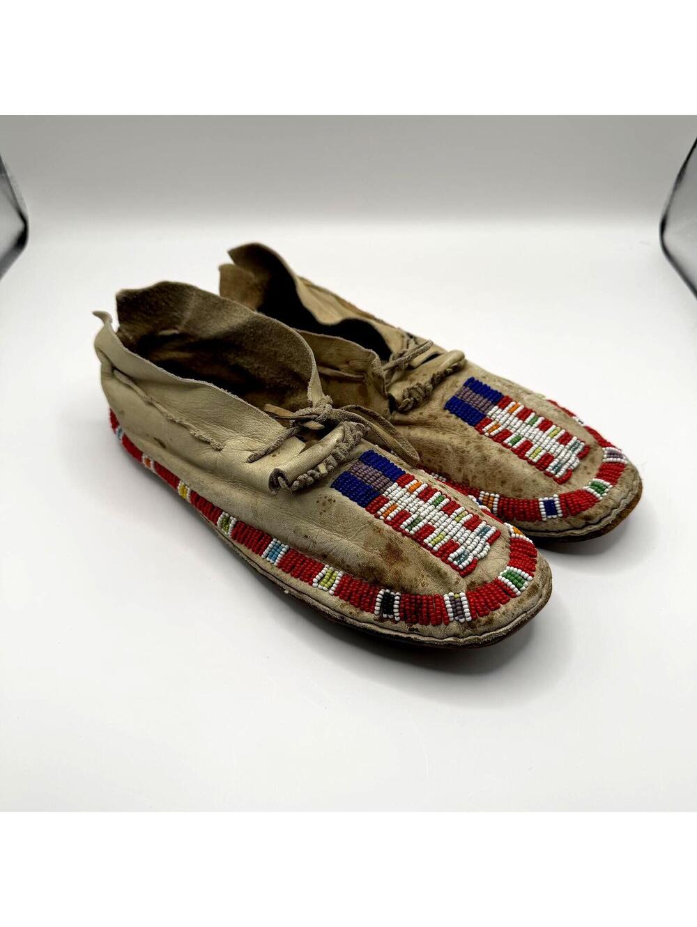 Northern Plains Moccasins Unisex Sioux Plains Hide Beaded